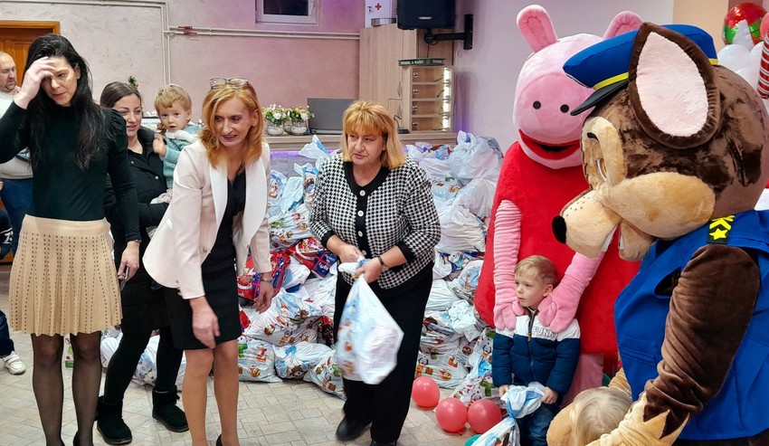 Subotičani su za 450 dece obezbedili novogodišnje paketiće zahvaljujući grupi "Naše malo je nekome sve"