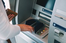 Wypłaty z bankomatów zdrożeją. To efekt podwyżek narzuconych przez Visa i Mastercard