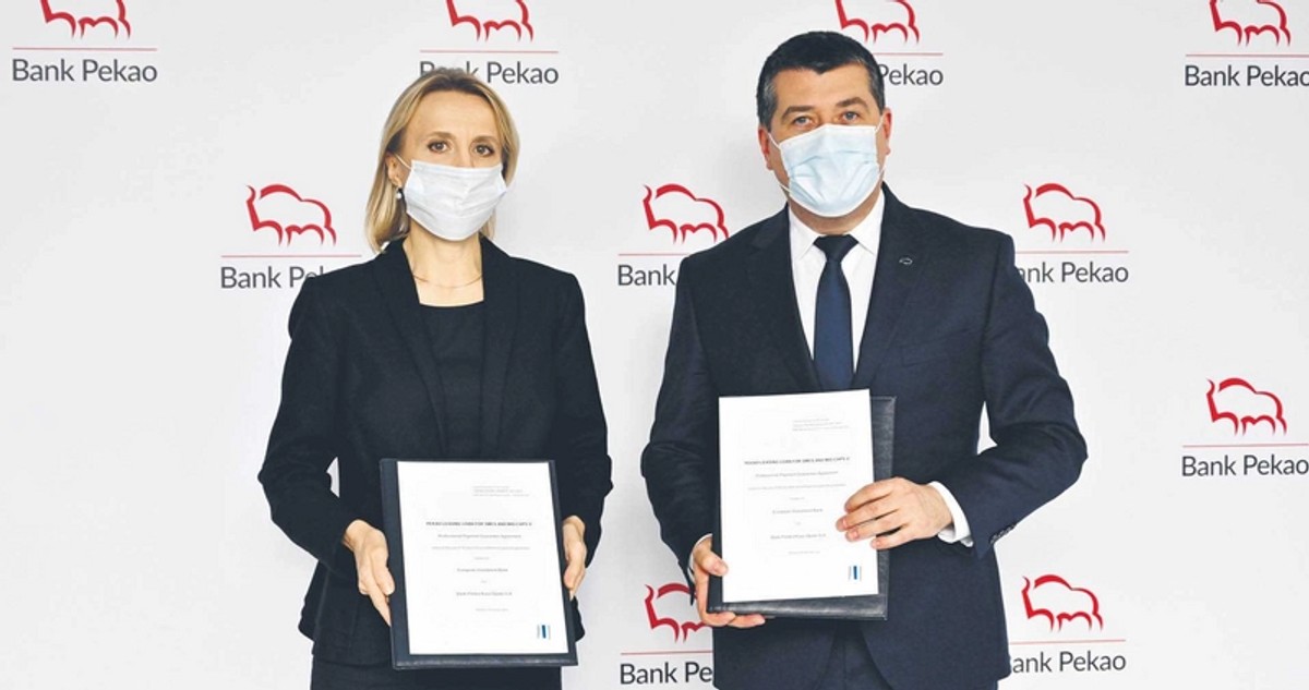 prof. Teresa Czerwińska, wiceprezes Europejskiego Banku Inwestycyjnego i Leszek Skiba, prezes Zarządu Banku Pekao S.A. po podpisaniu umowy