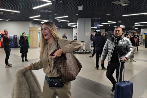 (VIDEO) OVI PEVAČI ZGRĆU NAJVEĆU LOVU U DIJASPORI Njega na aerodromu srećemo stalno ljutog, bračni par svaki vikend napuni džepove, a "džepnu veneru" kite po celom telu