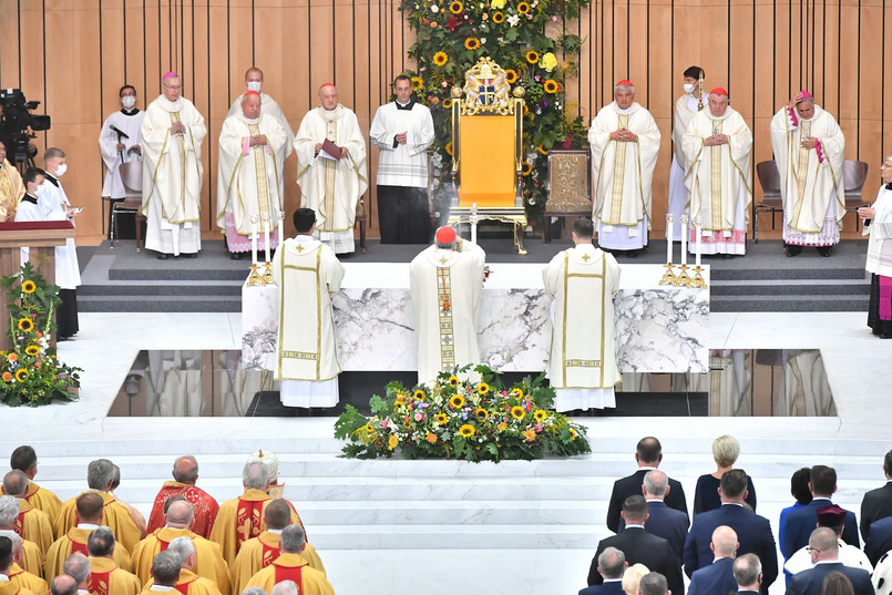 Duchowni podczas mszy beatyfikacyjnej kardynała Stefana Wyszyńskiego oraz matki Elżbiety Róży Czackiej