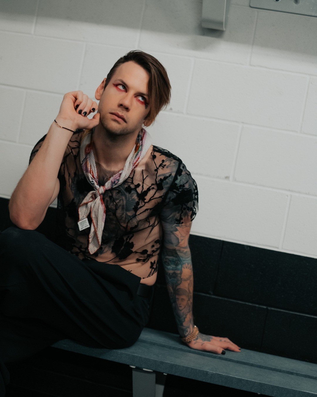 Spevák Caleb Shomo.