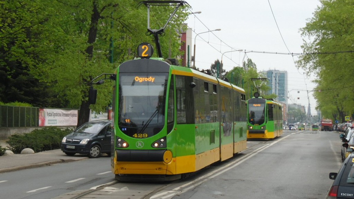 Jedynie firma Modertrans, spółka zależna od poznańskiego MPK złożyła ofertę dostarczenia 30 nowych tramwajów. W połowie września poznańskie MPK ogłosiło przetarg na dostawę wraz z serwisem gwarancyjnym tramwajów jednokierunkowych, niskopodłogowych, wieloczłonowych o długości od 28 do 32 m i szer. 2,35 – 2,40m, napędzanych silnikami prądu przemiennego. Do przetargu stanęła tylko jedna firma - Modertrans Poznań, która jest spółką - córką MPK.