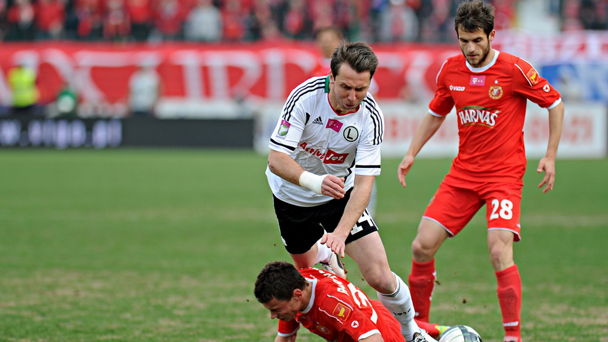 Widzew i Legia kilkanaście lat temu walczyły ze sobą o mistrzostwo Polski. W sobotę w Łodzi stawką znów może być tytuł, ale tylko dla warszawskiej drużyny. Ewentualne zwycięstwo lidera w 26. kolejce znacznie przybliży zespół Macieja Skorży do tego celu. Jak na razie w Łodzi jest 1:1. Gola dla Legii strzelił Michał Kucharczyk, a z rzutu karnego wyrównał Radosław Matusiak. Zapraszamy na relację "akcja po akcji" z tego spotkania. -