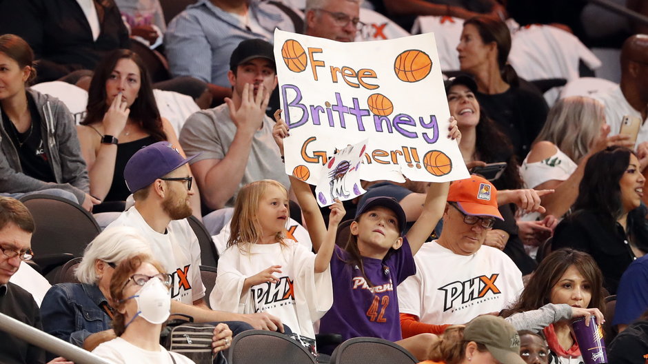 Plakat z napisem nawołującym do uwolnienia Brittney Griner