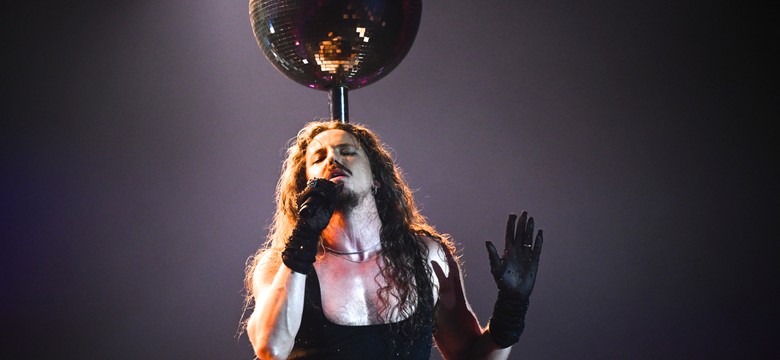 Michał Szpak wystąpił w gorsecie i spódnicy z trenem. Internauci w szoku [WIDEO]