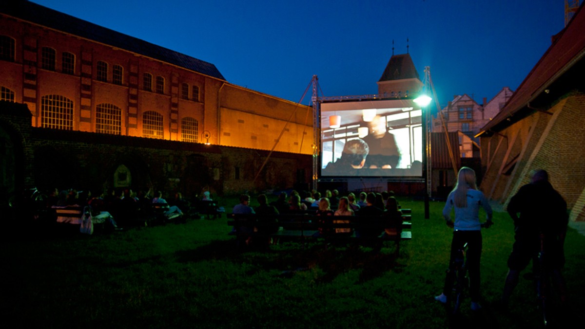 W sobotę w Elblągu rozpocznie się cykl seansów filmowych organizowanych w plenerze. Serię projekcji zainauguruje pokaz komediodramatu. Będzie też m.in. fantastyka naukowa i kino rodem z Ameryki Południowej.