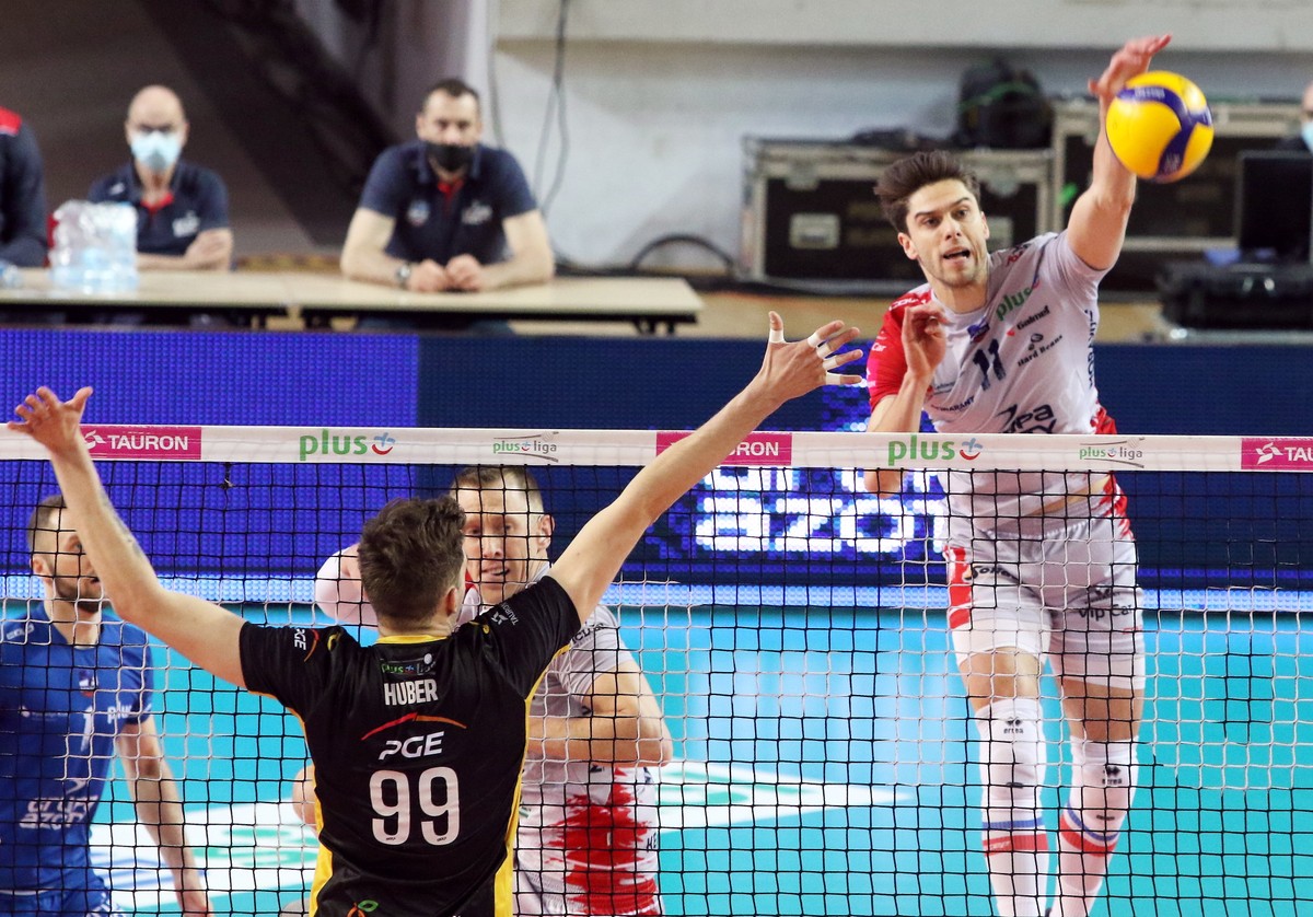 Zawodnik Grupy Azoty Zaksa Kędzierzyn-Koźle Aleksander Śliwka (P) i Norbert Huber (L) z PGE Skry Bełchatów podczas pierwszego meczu półfinałowego Ekstraklasy siatkarzy