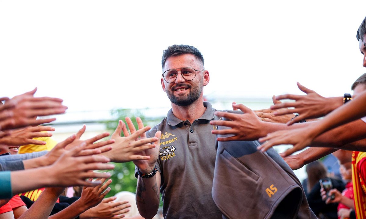 Arkadiusz jest kierownikiem drużyny piłkarskiej. "Jestem od wszystkiego"