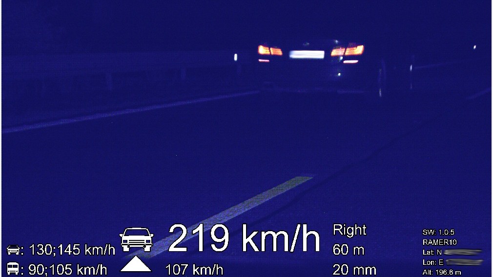 Mladík, ktorý sa rútil rýchlosťou 219 km/h po diaľnici D1, policajtom vysvetľoval, že sa ponáhľa z práce v zahraničí domov