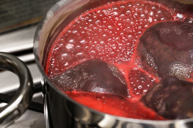 Ruskinje u ključalu vodu uz cveklu dodaju i komad ražanog hleba - on eliminiše neprijatne mirise tokom kuvanja