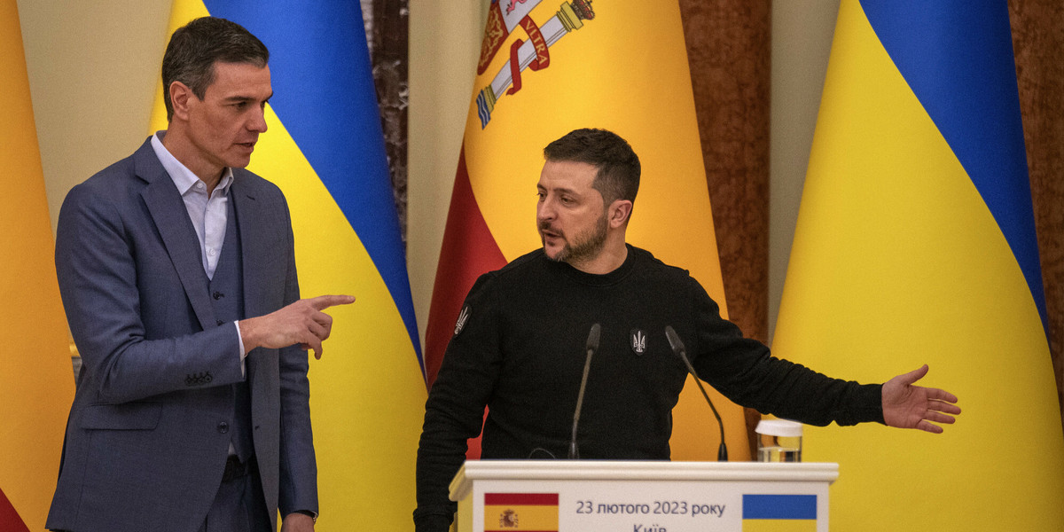 Premier Hiszpanii Pedro Sanchez (z lewej) i prezydent Ukrainy Wołodymyr Zełenski