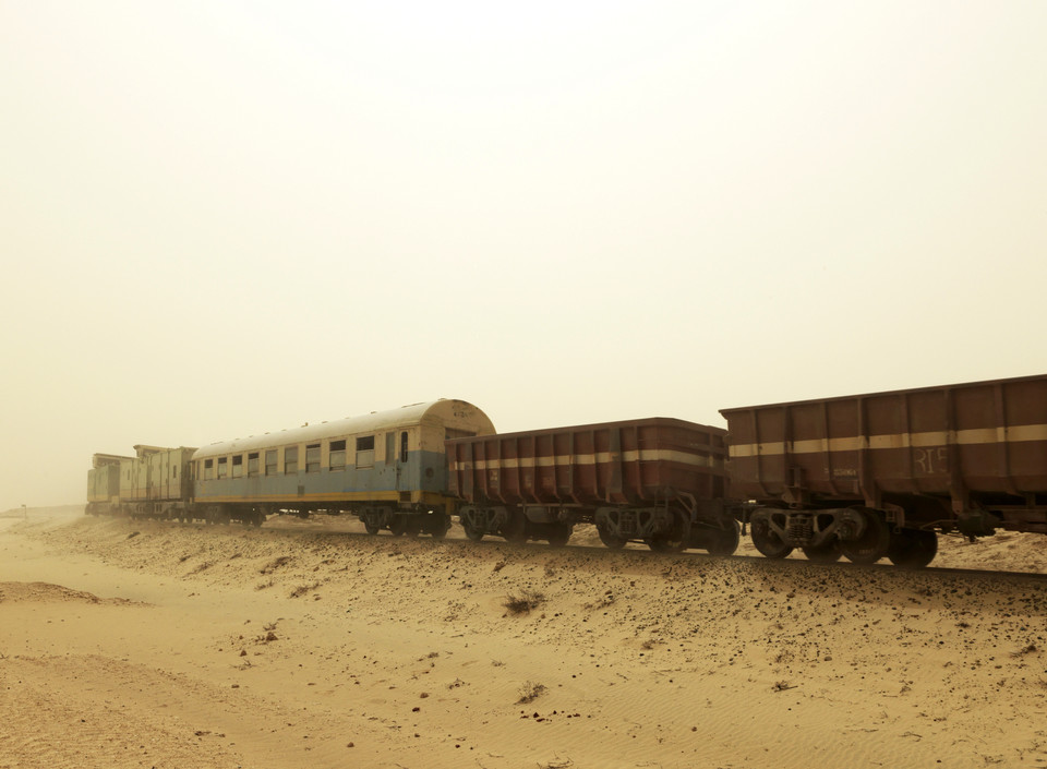 Kultowy pociąg z rudą żelaza Zoueratu do Nouadhibou w Mauretanii