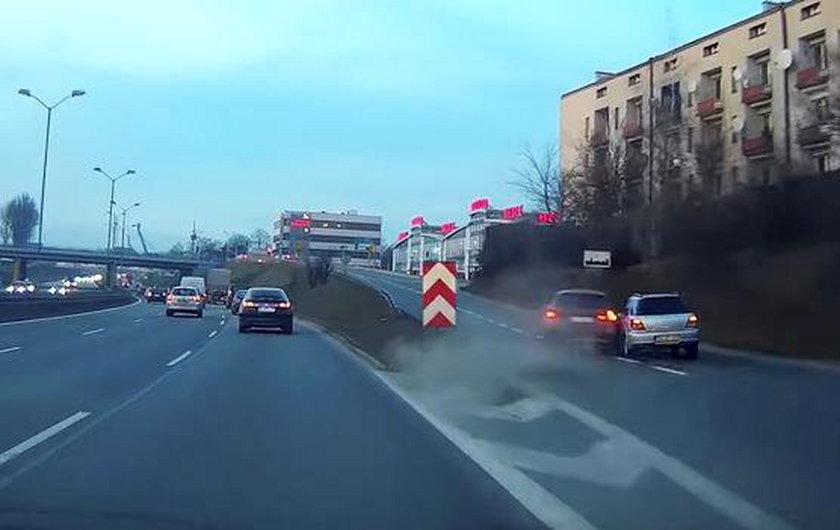 Chorzów. Kolizja na DTŚ. BMW ścięło trzy pasy i zepchnęło