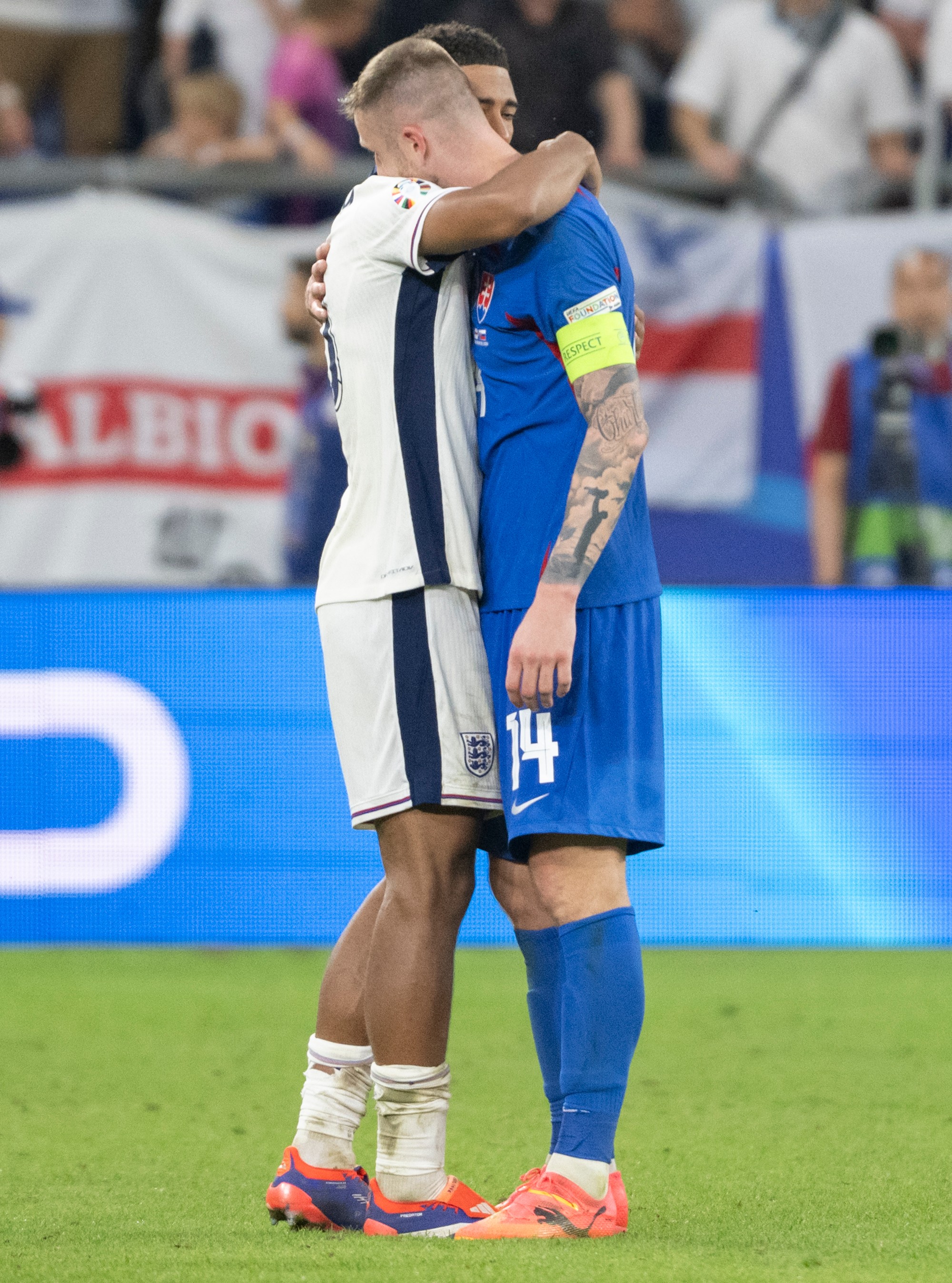 Kapitán Milan Škriniar (Slovensko) a Jude Bellingham (Anglicko).