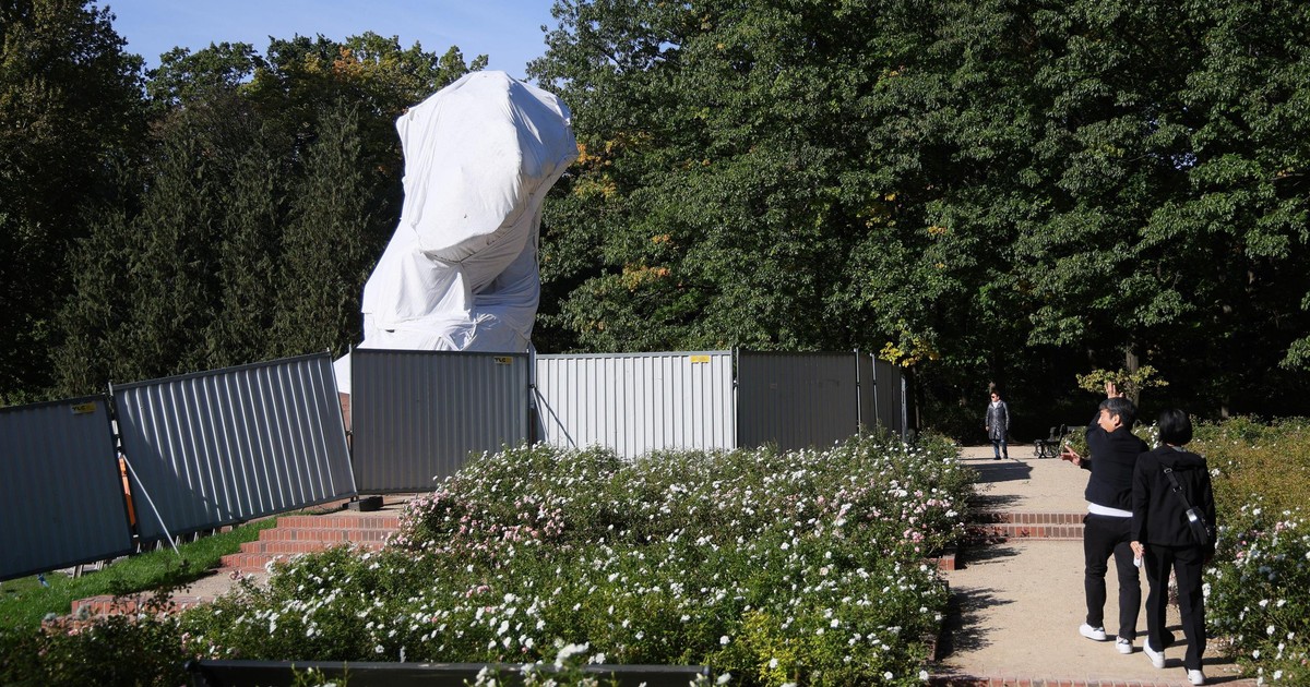 To miał być symbol Warszawy. Turyści zobaczyli tylko blachę i białe płótno