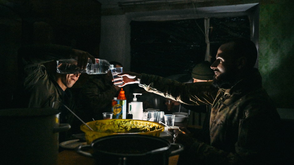 Restaurator z Dniepru w warunkach polowych gotuje posiłki dla ukraińskiego wojska