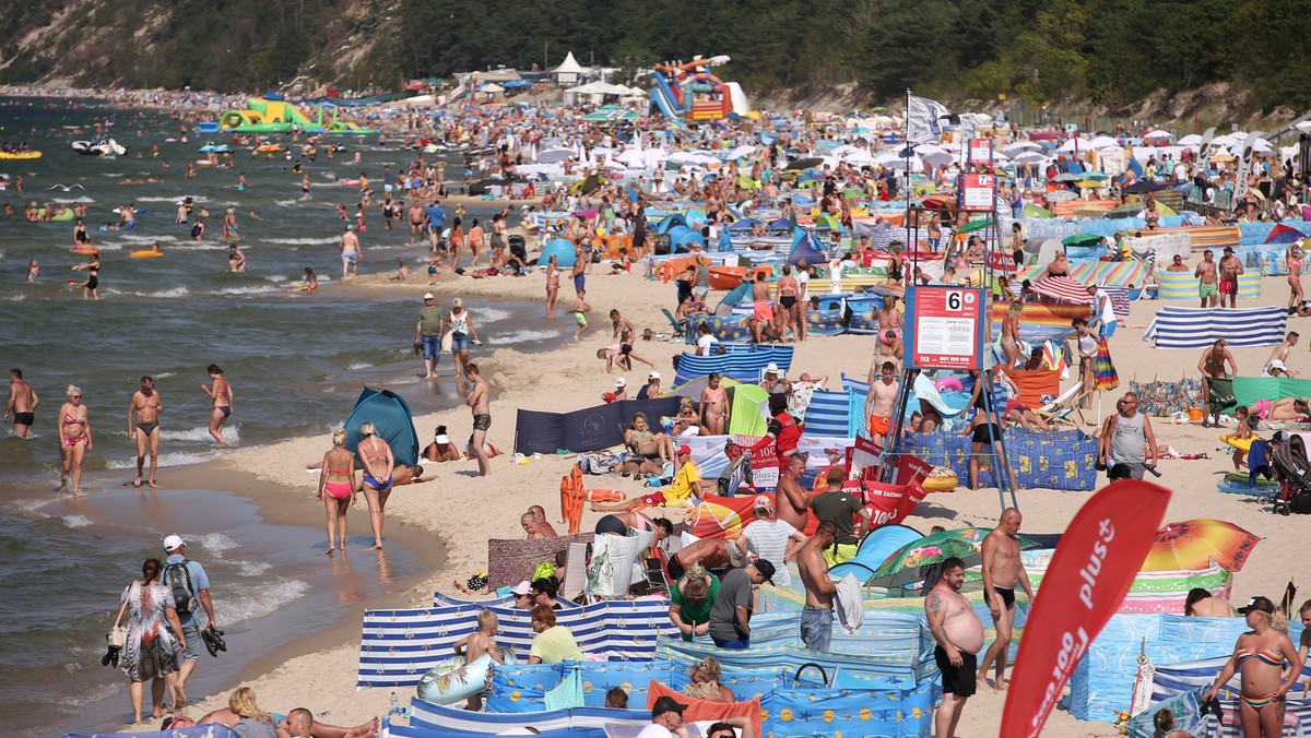 Koronawirus: Tłumy na plaży w Międzyzdrojach. "To walka z wiatrakami" 