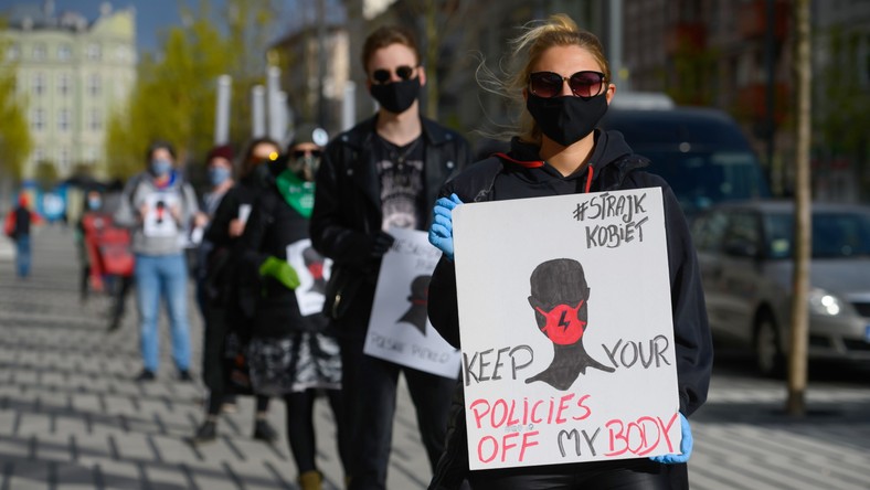 Uczestnicy kolejkowego protestu