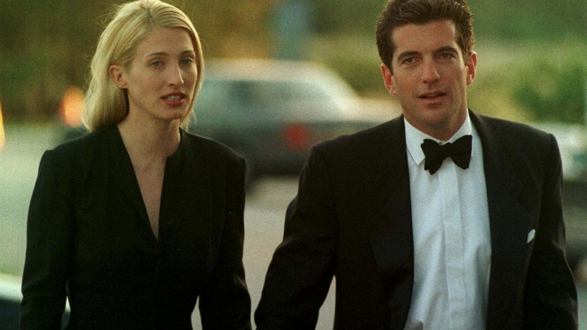 Najpopularniji parfem 90-ih svi ponovo OČAJNIČKI ŽELE: Miris koji je definisao jednu generaciju opet je u žiži- naravno zbog- Kerolin Beset Kenedi