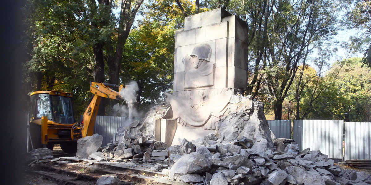 Rozbierają pomnik Armii Czerwonej