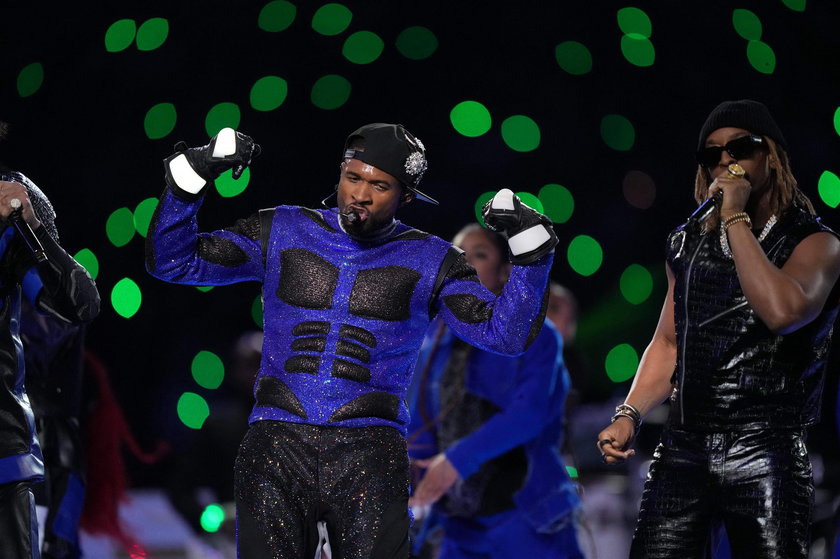 Usher podczas występu na Super Bowl. 