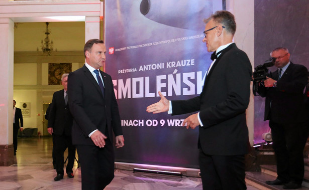 Andrzej Duda, Beata Szydło, Jarosław Kaczyński oglądają "Smoleńsk" Krauzego