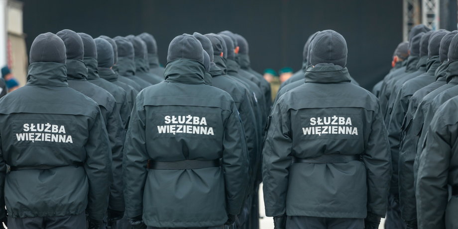 Funkcjonariusze SW też mówią o obniżonych pensjach.