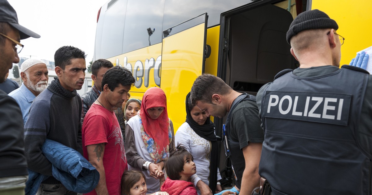 AfD rozdaje fałszywe bilety "deportacyjne" dla migrantów. "To czysty rasizm"