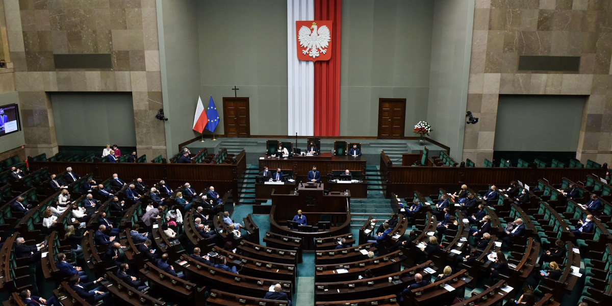 Tracą partie, które nie poparły Funduszu Odbudowy. Najnowszy sondaż.