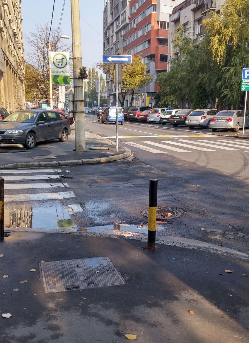 Umesto na dole, ova strelica sada pokazuje da vozači mogu skrenuti levo