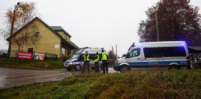 Najnowsze zdjęcia po wybuchu rakiety w Przewodowie. Wieś wciąż jest zamknięta. Policyjni technicy przeszukują ziemię