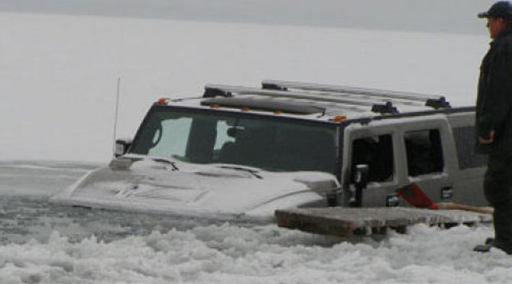 Beszakadt a Balaton jege két terepjáró alatt!