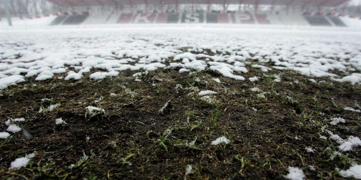 Stadion Polonii Warszawa ma zniszczoną murawę. Mecz Polska - Bułgaria zagrożony