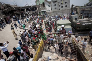 Demonstracje i zamieszki w Bangladeszu. Pracownicy szwalni domagają się wzrostu wynagrodzeń
