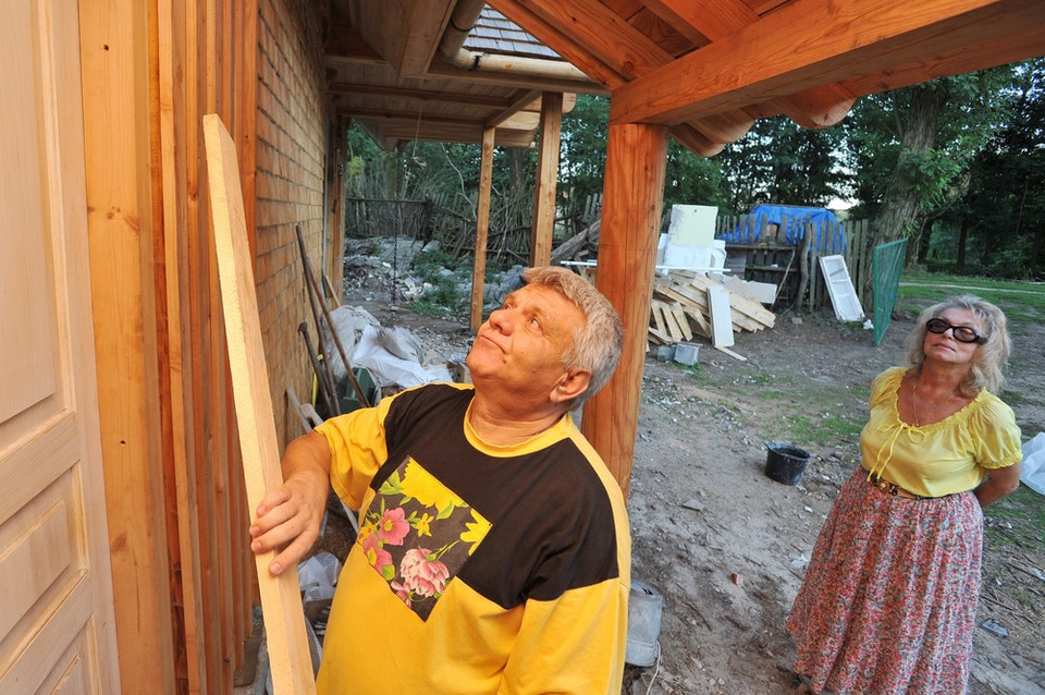 Katarzyna Gaertner i Kazimierz Mazur odbudowują swój dom / fot. Przemysław Jach / SE / East News