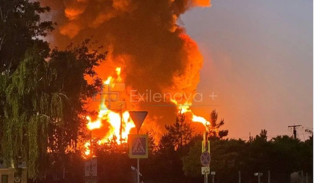 Fotografija navodnog ukrajinskog napada na rusko skladište nafte u gradu Ust-Labinsku u Krasnodarskom kraju Rusije 