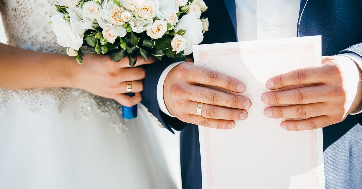 Ile pieniędzy dać do koperty na wesele w 2026 roku? Aktualne stawki dla gości [TABELA]