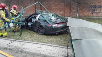 Porsche 911 skosiło przystanek w Łodzi. "Pięć dni, k***a, miałem to auto" [WIDEO]