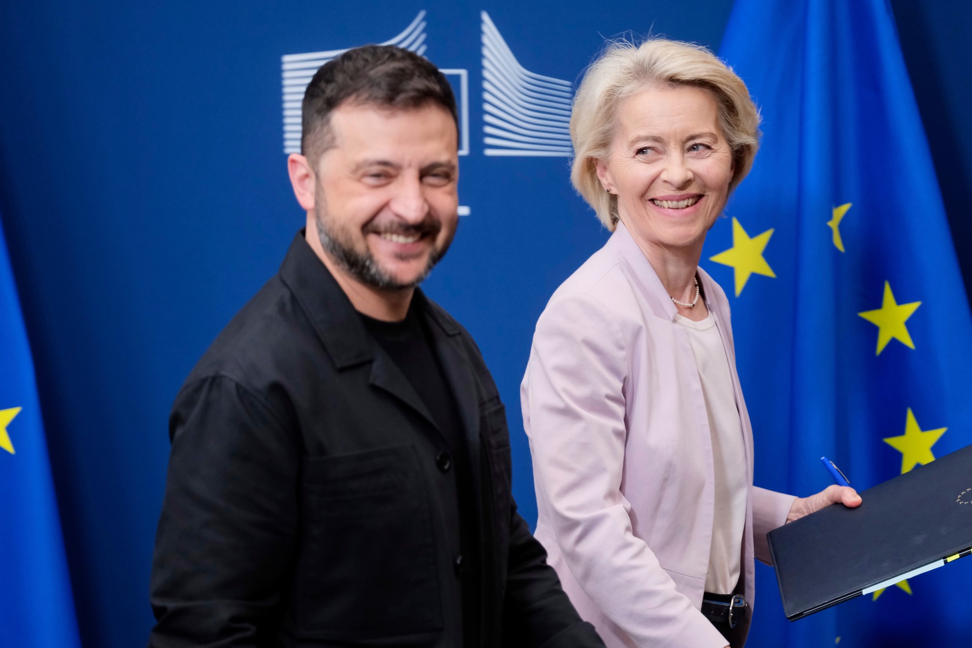 Predsedníčka Európskej komisie Ursula von der Leyenová a ukrajinský prezident Volodymyr Zelenskyj. 