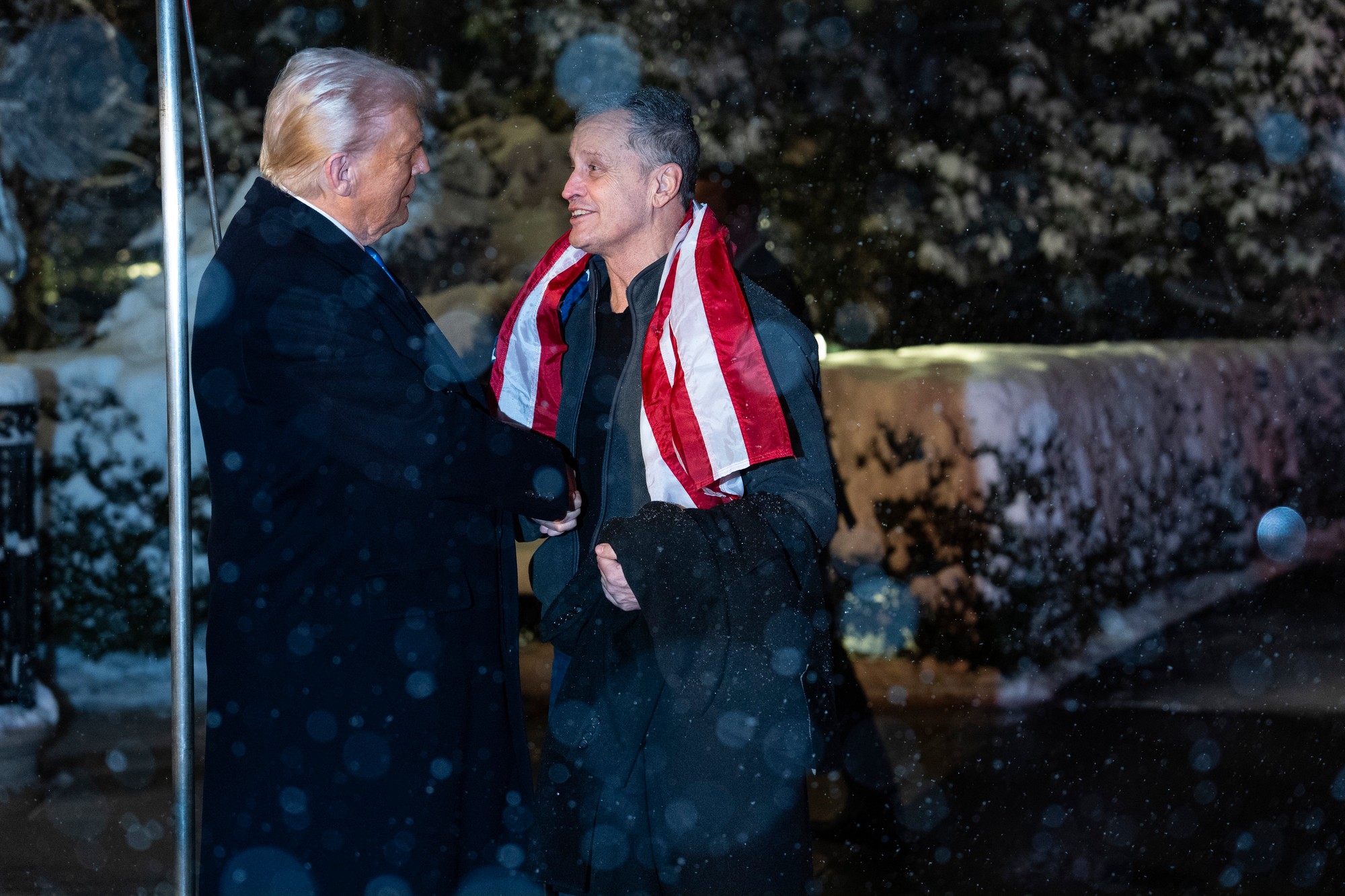 Americký prezident Donald Trump a americký učiteľ Marc Fogel, ktorý bol vo väzení v Rusku. 