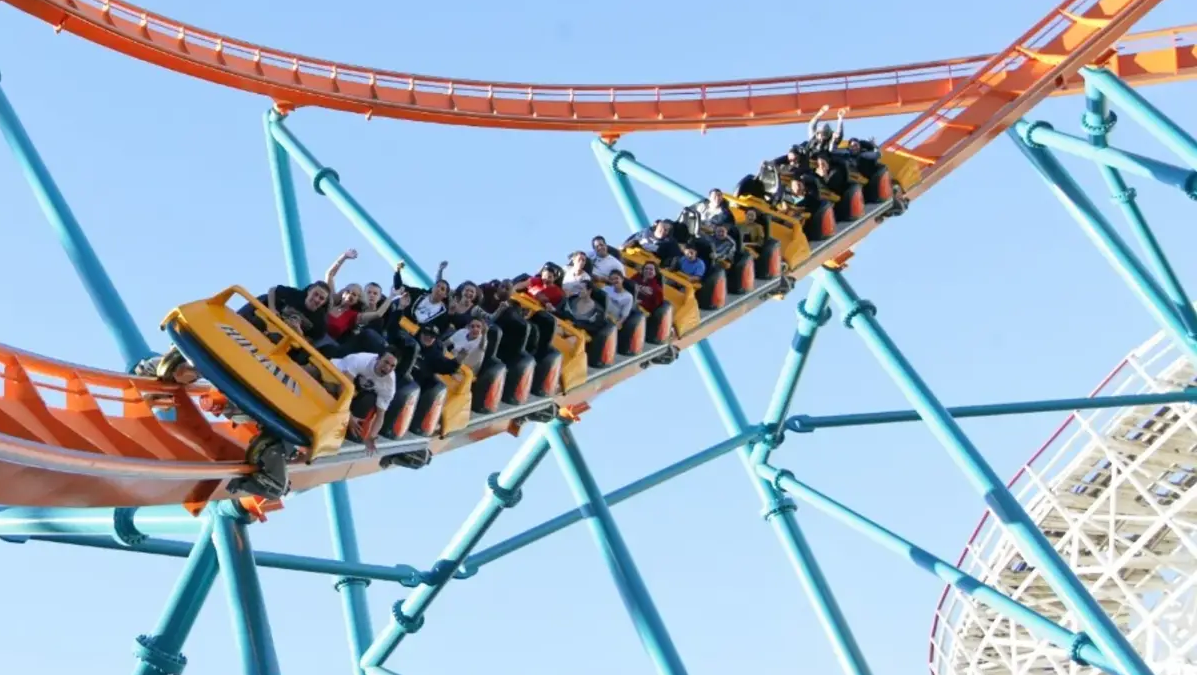 Un om a murit după ce ar fi fost aruncat din rollercoaster, de la 60 de metri, iar mai mulți au fost răniți într-un parc de distracții, în SUA: „Suntem profund întristați”