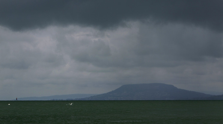 Óriási vihar tombol a magyar tengeren, a felhők Balatonlelle felől Siófok felé haladtak / Fotó: MTI-Varga György