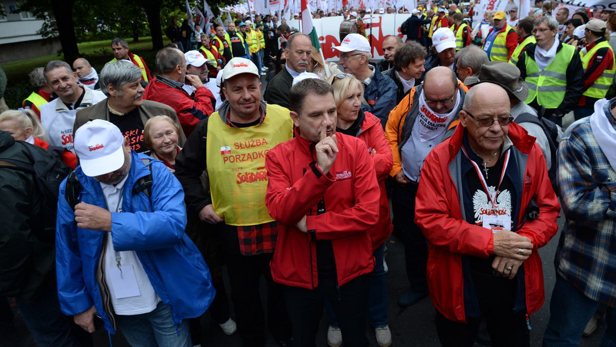 Powinniśmy od dnia dzisiejszego rozpocząć zbieranie podpisów pod rozwiązaniem tego parlamentu, bo oni już nic nowego nie wymyślą - zaapelował do zebranych na Placu Zamkowym związkowców, szef "Solidarności" Piotr Duda. To jest dopiero początek naszej drogi - wołał.