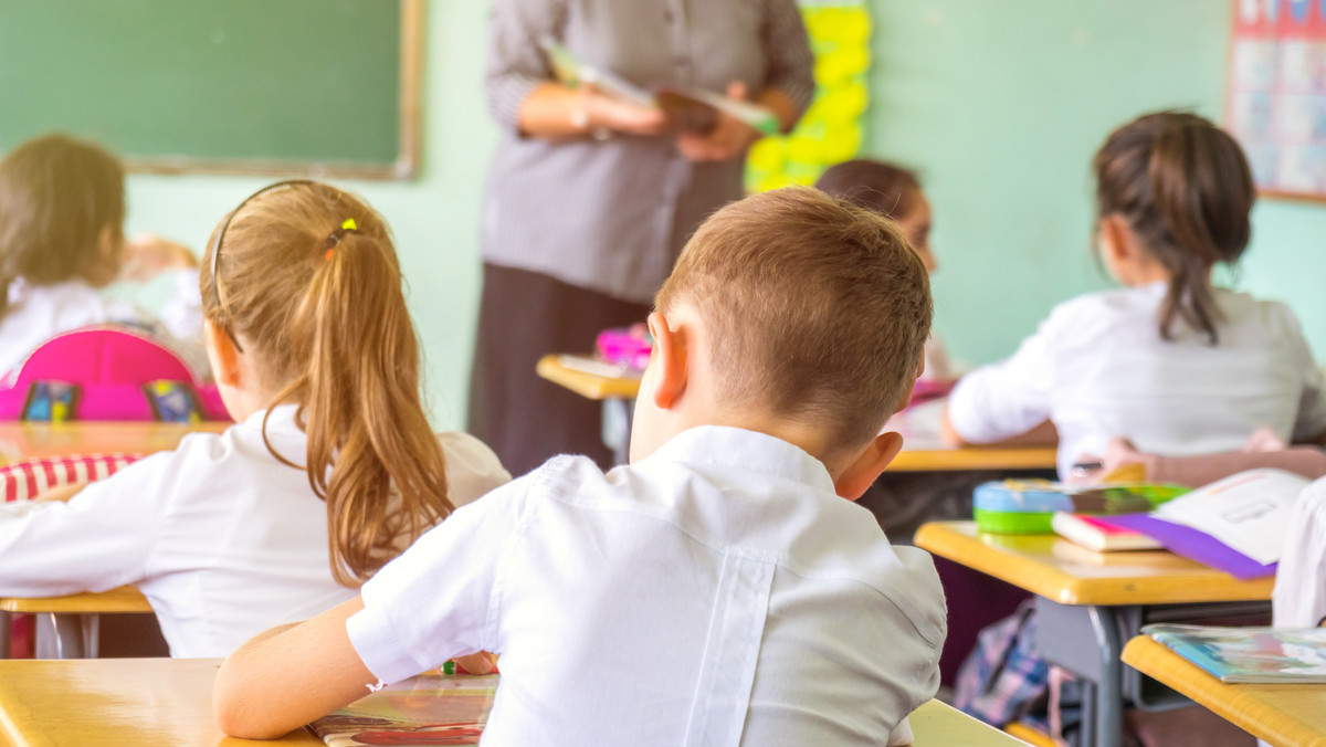 Powrotu do przedszkoli i szkół boją się nauczyciele, boją się także ich bliscy, wśród których również są osoby starsze i chore. A także takie, które najzwyczajniej drżą o życie swoich rodziców czy dziadków. Co na to rząd? Na razie na te obawy nie odpowiedział. - Dlatego część z nich podejmuje decyzje o zakończeniu pracy, myślą o przejściu na emeryturę czy skorzystaniu z urlopu dla poratowania zdrowia - mówi Onetowi Magdalena Kaszulanis ze Związku Nauczycielstwa Polskiego.