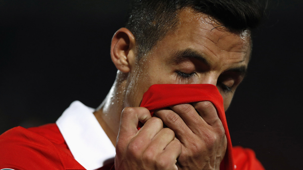 Napastnik Barcelony i reprezentacji Chile, Alexis Sanchez, doznał kontuzji stawu skokowego podczas towarzyskiego meczu swojej reprezentacji z drużyną Serbii (1:3) - informują brytyjskie media.