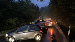 Brutális baleset Pilisvörösvár és Piliscsaba között: hét autó rohant egymásba – Fotók a helyszínről 
