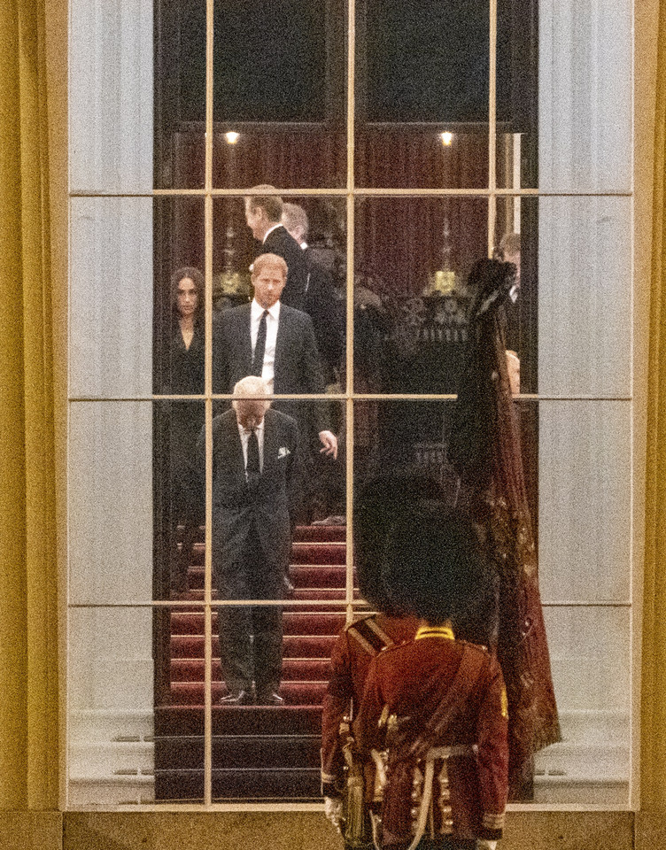 Król Karol III, księżna Meghan i książę Harry w Pałacu Buckingham