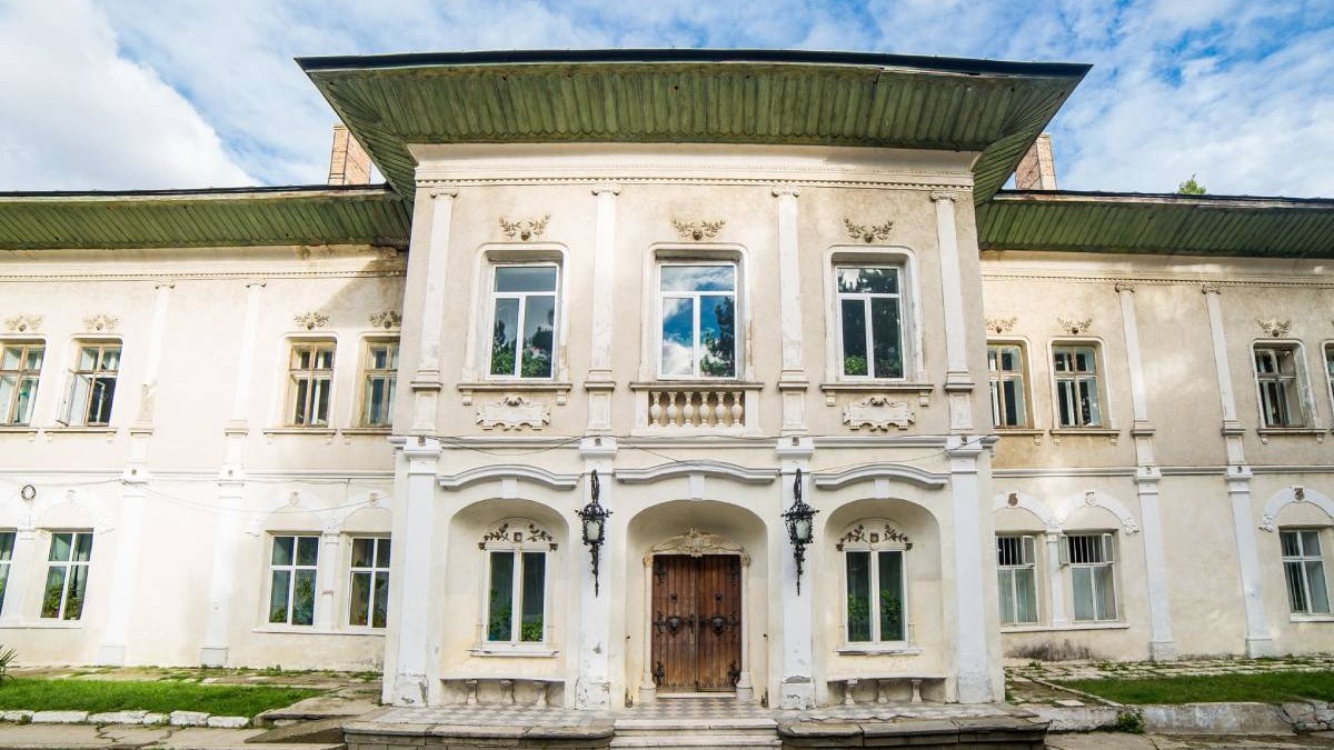 Un castel istoric, vechi de aproape 300 de ani, se vinde cu 750.000 de euro în Iași. Are un teren de 4,23 hectare și poate deveni hotel sau SPA