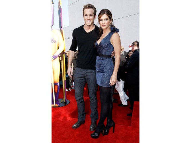 Odkąd poznali się na planie, świetnie się rozumieli. Między nimi była „tylko” przyjaźń – tak długo, jak oboje mieli małżonków. Ją mąż zdradził z prostytutką, on rozszedł się ze Scarlett Johannson. Wtedy Sandra zaprosiła Ryana na randkę. Czy ten związek przetrwa próbę czasu?